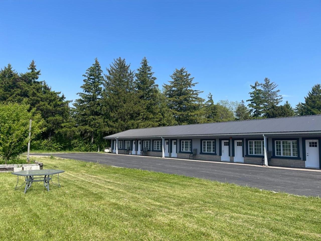 Miracle Motel Chatham-Kent Exterior photo