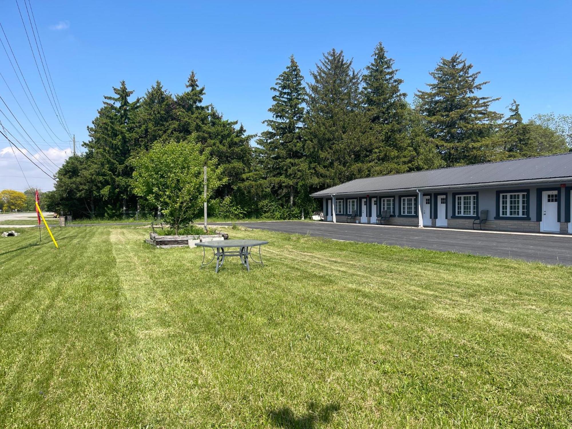Miracle Motel Chatham-Kent Exterior photo
